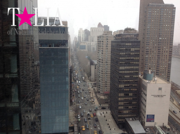 Вид на Манхэттен с воздушного трамвая Roosevelt Island Tramway.